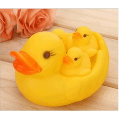 Đồ chơi vịt mẹ và 3 vịt con kêu chút chít thả bồn tắm