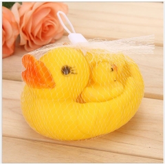 Đồ chơi vịt mẹ và 3 vịt con kêu chút chít thả bồn tắm