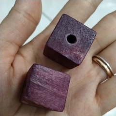 2 Hạt gỗ vuông nâu đỏ 20mm