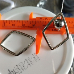 2 khoen treo hình thoi có 1lỗ dài 35mm