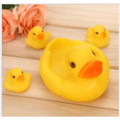 Đồ chơi vịt mẹ và 3 vịt con kêu chút chít thả bồn tắm