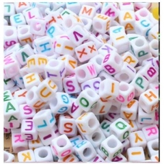 (chọn chữ theo yêu cầu) 2-5 Hạt chữ cái vuông 7mm từ A-Z có lỗ xỏ làm vòng nền trắng chữ đủ màu