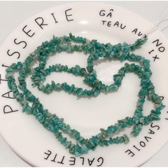 1 dây đá vụn màu xanh hoa văn có lỗ xỏ dài 40- 90cm