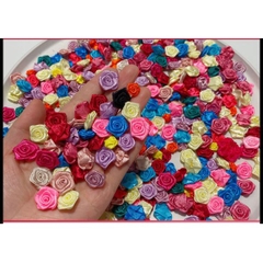 (p143-45) gói 5-20 hoa hồng vải satin 1-1.6cm trang trí cột tóc, cài tóc handmade, quần áo, thủ công