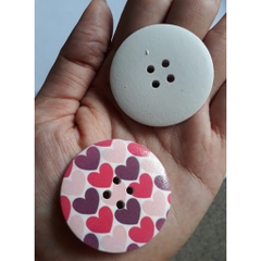 5 Hạt nút gỗ 4 lỗ size lớn 40mm nền trắng in trái tim màu (#P124-94-T04)