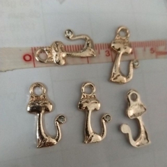 Gói 2 mặt mèo đuôi đính đá vàng nhạt