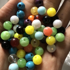 35 hạt nhựa tròn nhiều màu 8mm (gói 10gam) có lỗ xỏ làm vòng tay, vòng cổ (TL)