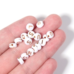 (chọn chữ) 50- 100 chữ nền trắng chữ vàng gold 4x7mm CÓ LỖ XỎ làm vòng hạt