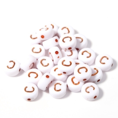 (chọn chữ) 50- 100 chữ nền trắng chữ vàng gold 4x7mm CÓ LỖ XỎ làm vòng hạt