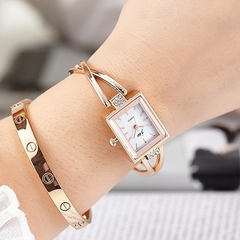 Đồng hồ nữ kiểu dáng lắc tay mặt vuông sang chảnh