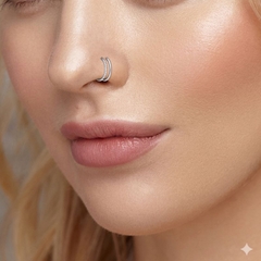 Khuyên tai chữ D giả vòng có đính đá - 2 size - Titan F136