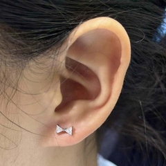 Khuyên tai Titanium đính đá hình chiếc nơ - 2 màu - 1.2*8mm