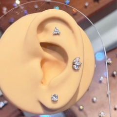 Khuyên tai kim tự tháp đính đá trắng - Titanium