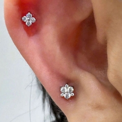 Khuyên titan hoa đính đá dễ thương - 1.2*8mm