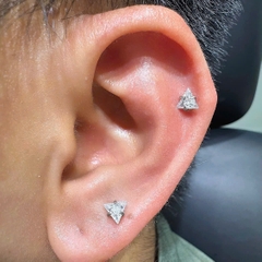 Khuyên Titanium hình tam giác 1.2*10*5mm - 2 màu