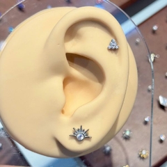 Khuyên tai kim tự tháp đính đá trắng - Titanium