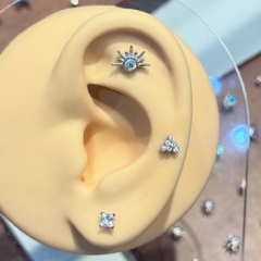 Khuyên tai kim tự tháp đính đá trắng - Titanium