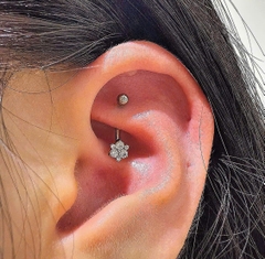 Titan F136 / Khuyên cong hình hoa dễ thương hợp nhiều vị trí