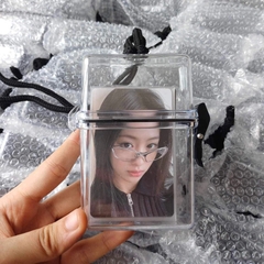 Hộp nhựa trong suốt, nắp cài, có dây đựng card, thẻ bo góc, phụ kiện