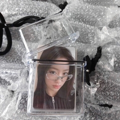 Hộp nhựa trong suốt, nắp cài, có dây đựng card, thẻ bo góc, phụ kiện