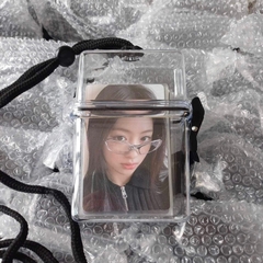 Hộp nhựa trong suốt, nắp cài, có dây đựng card, thẻ bo góc, phụ kiện