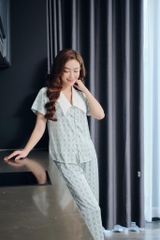 Bộ lụa họa tiết cổ trắng quần dài áo tay cộc LYTRENDY