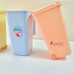 HỘP CẮM BÚT HÌNH THÙNG RÁC MINI DỄ THƯƠNG  / KÈM BÁNH XE DI CHUYỂN / GẮN CHARM / THÙNG RÁC MINI