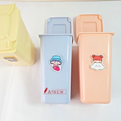 HỘP CẮM BÚT HÌNH THÙNG RÁC MINI DỄ THƯƠNG  / KÈM BÁNH XE DI CHUYỂN / GẮN CHARM / THÙNG RÁC MINI