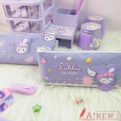 Bóp bút đựng viết Lubbie Thỏ tím đeo nơ kèm khuy cài hình dễ thương - Túi vải canvas đựng bút tiện lợi - Mã 916549