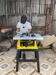 Trần hiệp Đang Đọc Sách Hướng Dẫn Sử Dụng Để Test Thử Cưa Bàn Stanley
