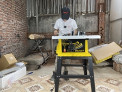 Trần hiệp Đang Đọc Sách Hướng Dẫn Sử Dụng Để Test Thử Cưa Bàn Stanley