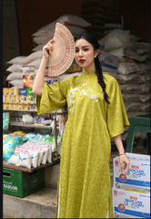 Áo dài cách tân Xuân Thỳ dáng suông thêu hoa trước ngực