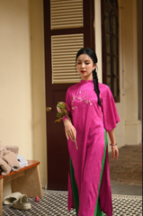 Áo dài cách tân Xuân Thỳ dáng suông thêu hoa trước ngực