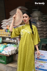 Áo dài cách tân Xuân Thỳ dáng suông thêu hoa trước ngực