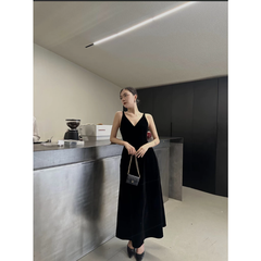 Đầm Loulou Velvet hai dây, màu đen, dáng dài tôn dáng