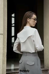 Áo sơ mi Lyla màu trắng, cổ tàu, có măng séc cài 2 cúc, phối cách điệu sau lưng