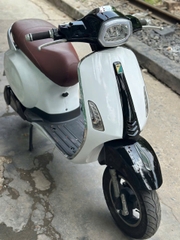 Xe điện Vespa đèn vuông