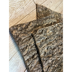 Tấm cork vỏ cây gỗ sồi làm nền chuồng nuôi tạo cảm giác thiên nhiên