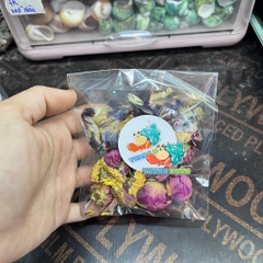 Hoa trộn các loại thức ăn cho Ốc Mượn Hồn tăng sắc tố có sẵn trong ốc