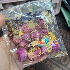 Hoa trộn các loại thức ăn cho Ốc Mượn Hồn tăng sắc tố có sẵn trong ốc