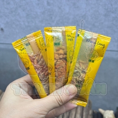 Thức ăn sấy khô gồm : cá hồi, tôm, khoai lang, cà rốt gói nhỏ 3g