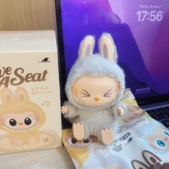 1155 - Gấu Bông Art Toy Labubu HEHE Have A Seat - POP MART The Monsters Have A Seat Vinyl Plush Labubu Macaron V2- Code 6941848280091 [HÀNG CHÍNH HÃNG]