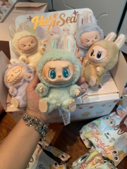 1152 - Gấu Bông Art Toy Labubu QUQU Have A Seat - POP MART The Monsters Have A Seat Vinyl Plush Labubu Macaron V2- Code 6941848280091 [HÀNG CHÍNH HÃNG]