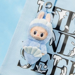 1156 - Labubu Hide and Seek in Singapore Series - Labubu Merlion - Labubu Singapore - POP MART The Vinyl Plush Doll Pendant Limitted Edition - Size 18cm - Code 6941848280091 [HÀNG CHÍNH HÃNG] Gấu Bông Art Toy
