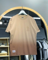 1088 - Áo New Era Big B Gradient Graphic Design Boston Nâu Phai [HÀNG CHÍNH HÃNG]