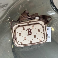 1697 - Túi MLB Monogram JQD Boston Red Sox Brown 7ACRMDH5N-43BRS [HÀNG CHÍNH HÃNG]