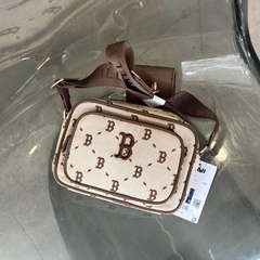 1697 - Túi MLB Monogram JQD Boston Red Sox Brown 7ACRMDH5N-43BRS [HÀNG CHÍNH HÃNG]