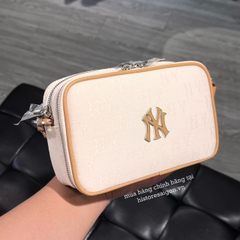 565 -  Túi MLB NY Monogram Chìm Mini - Trắng Kem viền Nâu - Code 3ACRS014N 50CRD [HÀNG CHÍNH HÃNG]