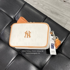 565 -  Túi MLB NY Monogram Chìm Mini - Trắng Kem viền Nâu - Code 3ACRS014N 50CRD [HÀNG CHÍNH HÃNG]