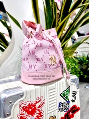 938 -  Túi MLB Monogram Bucket Bag New York Yankees - Hồng Pink- Code 7ACRMDE4-50PKL [HÀNG CHÍNH HÃNG]